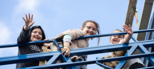 750-x-561-kids-waving